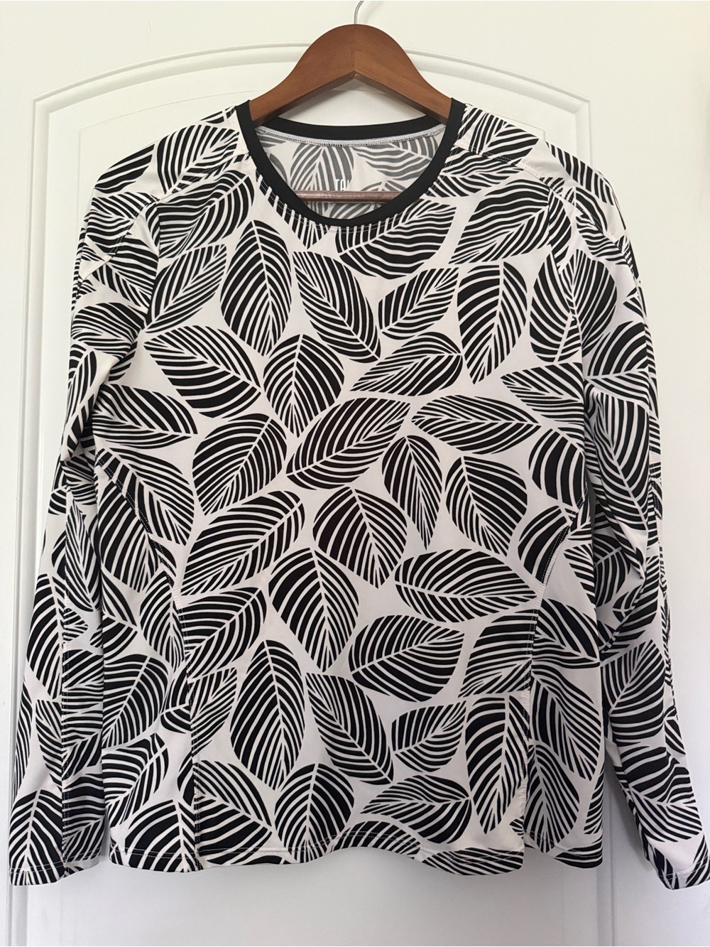 Tail Black & White Leaf-Print Long Sleeve Tee